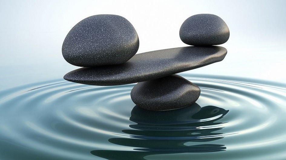 Rocks balancing on other rocks in water